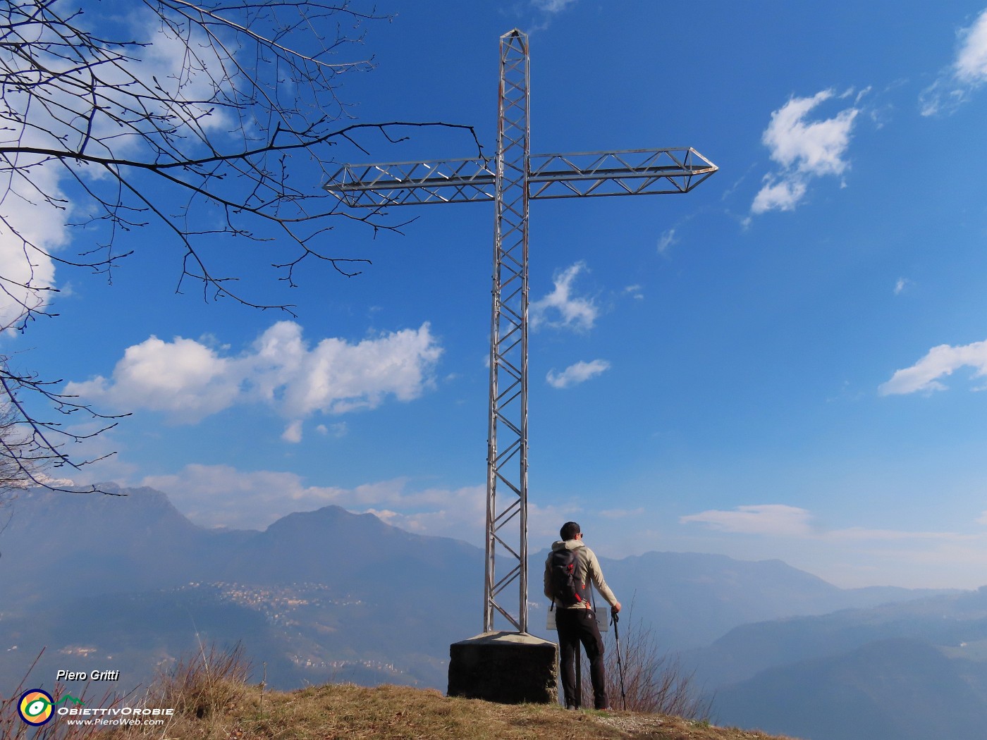 21 Alla croce di Bracca (937 m) con vista da sx in Alben, Suchello, Cornagera-Poieto .JPG